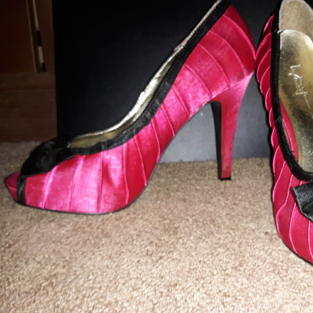 Black bow and pink heals